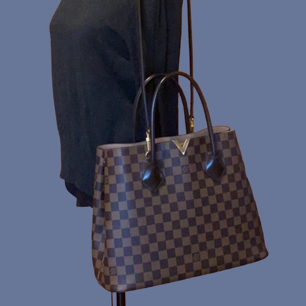 A85- 💯 % authentic Louis Vuitton Kensington bag